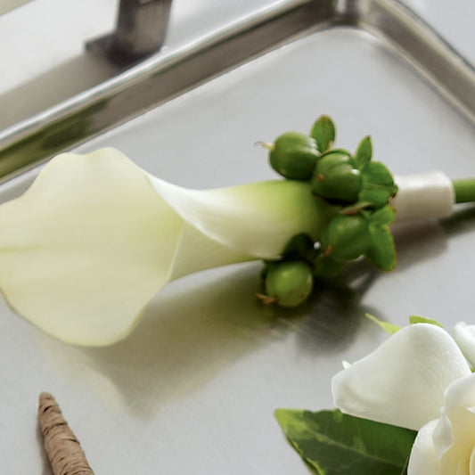 Boutonnière de calla blanche