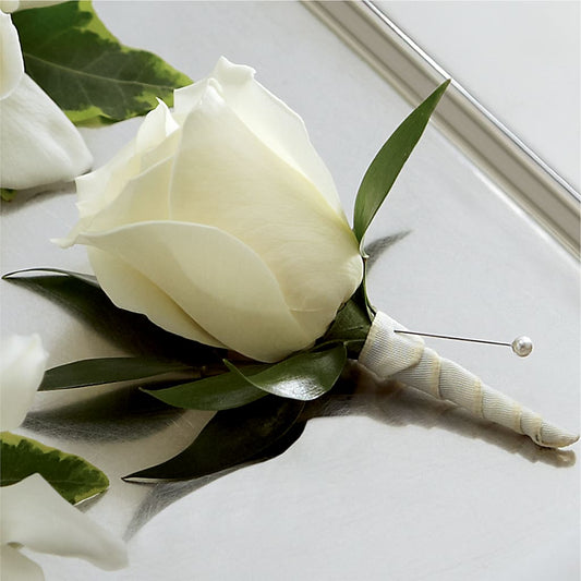 Boutonnière rose blanche